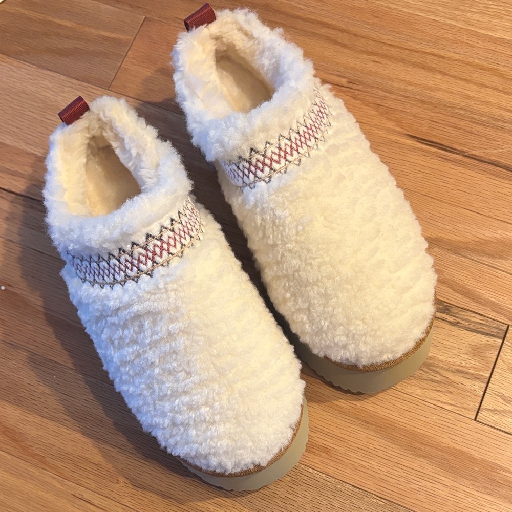 Cozy Sherpa platform style Slip-On Women’s Slippers in Cream and red.
